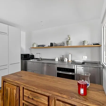 Emotional House In Cresta Bob